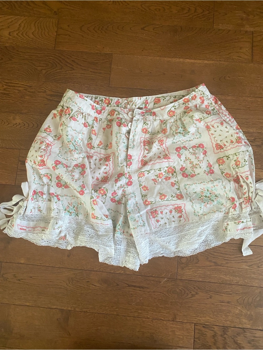 Free people Floral Lace Trim Women’s Shorts – White with Pink & Green Floral S